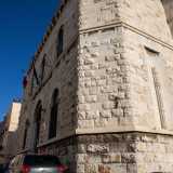 ...ancora presente a ridosso dell�ingresso dell�edificio